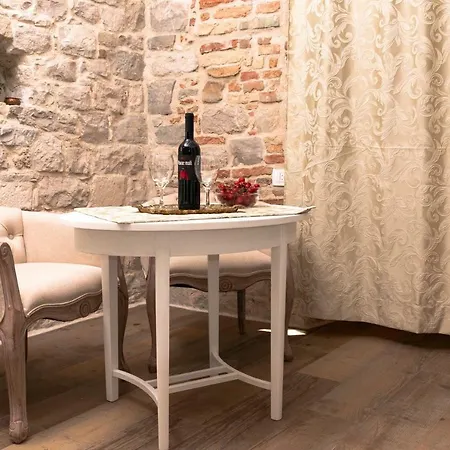 Apartment In Diocletian Palace
